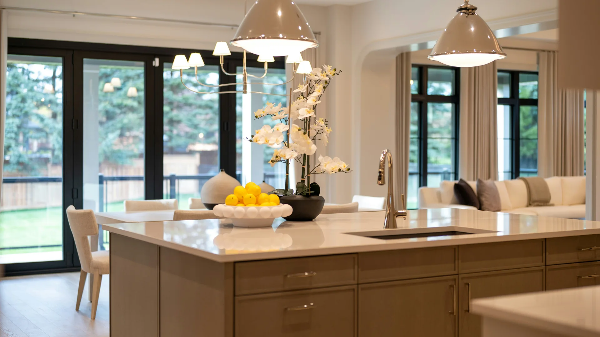 Cuisine contemporaine avec grand îlot central