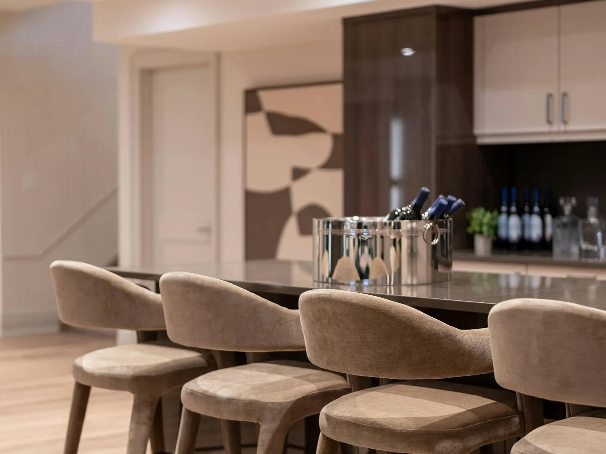 Cuisine chaleureuse avec comptoir et assises